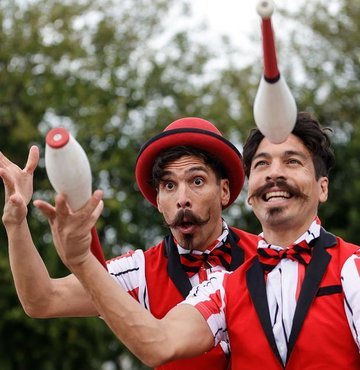 Arjantinli tek yumurta ikizleri mutlu ederek yaşamak felsefesiyle çıktıkları dünya gezisinde canlı müzik ve dans gösterilerinden oluşan şovlarını sergiliyor