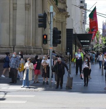 Avustralya’da yeni tip koronavirüsün (Kovid-19) Delta varyantının etkisindeki eyaletlerden Yeni Güney Galler (NSW), Victoria ve Avustralya Başkent Bölgesi’nde (ACT) son 24 saatte 2 bin 240 vaka kaydedildi, 15 kişi yaşamını yitirdi.

