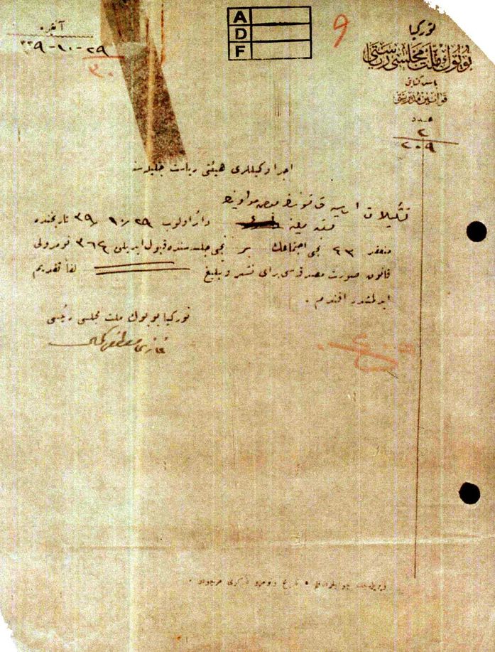 Mustafa Kemal Paşa’nın, Cumhuriyet’in ilânı ile ilgili kanunun Resmî Gazete’de neşrinin sağlanması için hükümete gönderdiği yazı (TBMM Atatürk Arşivi, Kutu no: 1/760, Fihrist no: 01027757-8). 