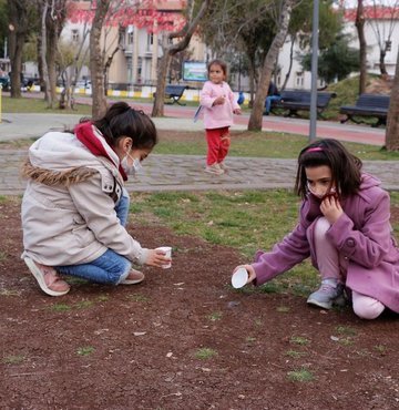 KoronavirÃ¼se benzer belirtileriyle Ã§ocuklarÄ± tehdit eden RSVâye (Respiratuar Sinsisyal VirÃ¼s) karÅÄ± Ãocuk HastalÄ±klarÄ± UzmanÄ± Dr. ÃÄr. Ãyesi Abdullah Sert, uyarÄ±larda bulundu. Sert, âEkim ayÄ± gibi ciddi bir Åekilde enfeksiyon yapmaya baÅlayan bu virÃ¼s nisan ayÄ±na kadar devam eder. Maske ve el temizliÄinin bu hastalÄ±ÄÄ±n bulaÅtÄ±rÄ±cÄ±lÄ±ÄÄ±nÄ± azalttÄ±ÄÄ±nÄ± sÃ¶yleyebilirimâ dedi