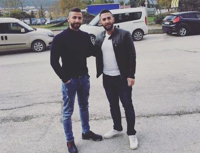 Bursa'da cezaevindeki oğlunu ziyarete giden taksici Sadık Çayır'ı öldüren Semih Kaya (Beyaz tişört giyen) daha önce öldürülen arkadaşı Serdar Umur (sol başta) ile bu fotoğrafı çektirmişti.