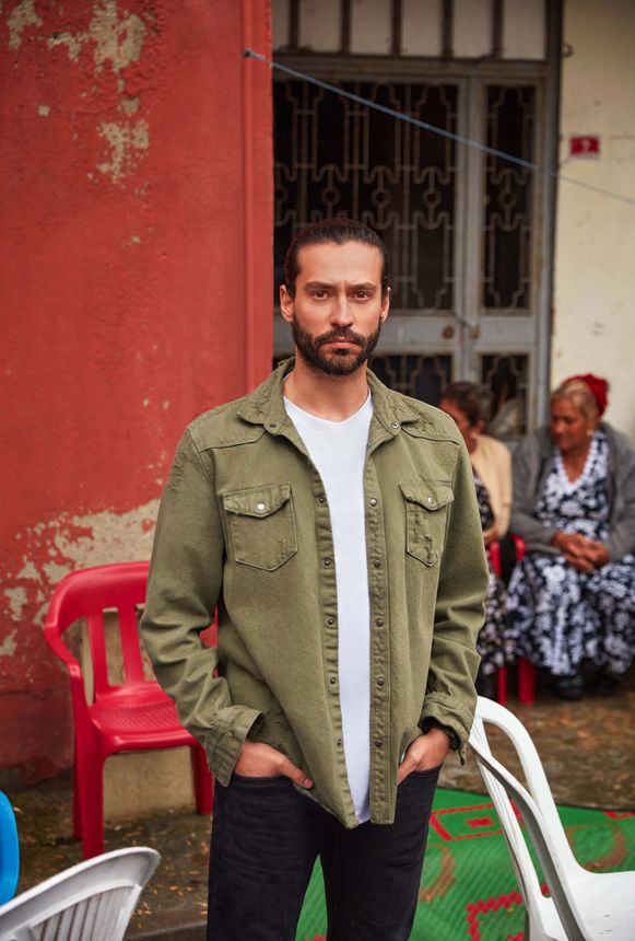 Ekin Koç, 'Efe' karakterine hayat veriyor. Organize Büro’nun asi, idealist ve gözü pek komiseri. Altı ay önce devraldığı Kartal dosyası onu zorlasa da Kartal’ı içeri almak onun için an meselesidir. Bir seri katilin işlediği cinayetler Efe’nin tüm dünyasını altüst eder. Efe katili yakalamak için mafya lideri Kartal ile zoraki işbirliği yapmak durumunda kalır.