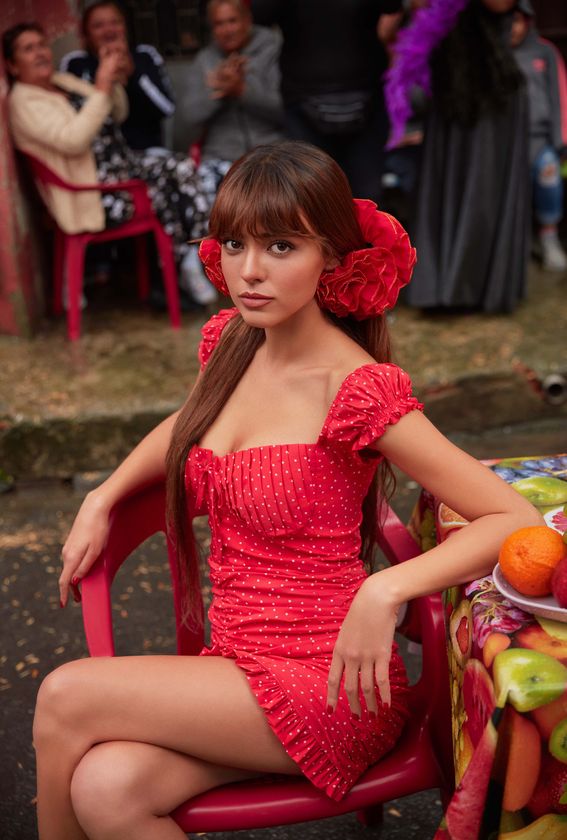 Aslıhan Malbora ise; dizide 'Leyla'. Kartal’ın kız kardeşi; deli dolu, dik kafalı, yaşam enerjisi yüksek, şuh ve çekici bir kadındır. Hayatı ve erkekleri ciddiye almayan, başına buyruk ve özgürce yaşayan Leyla, mesleğinden nefret ettiği Efe’ye çekilmektedir.