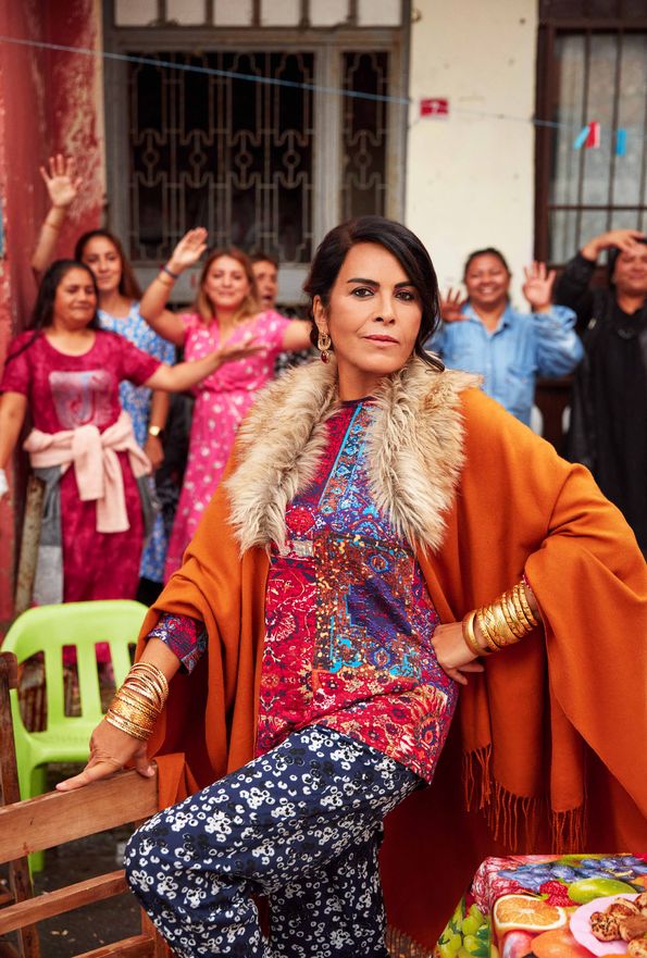 Usta oyuncu Nursel Köse ise 'Neriman'a hayat veriyor. Kartal'ın halası, babasının küçüğü. Güzel ve güçlü bir kadın olan Neriman, hiç evlenmemiş, çocuk sahibi olmamıştır ama aileyi de mahalleyi de o bir arada tutmaktadır.