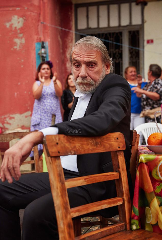 Civan Canova ise 'Oktay' karakterine hayat veriyor. Kartal’ın babası, gençliğinde Roman Delon lakabıyla bilinen, klarnet ustası. Oktay, sol kolu sakat kalınca hayattan elini eteğini çekmiş ve kendini içkiye vurmuştur.