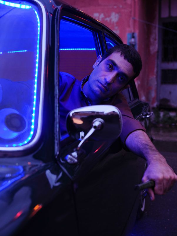 Diren Polatoğulları ise 'İrfan'ı canlandırıyor. İrfan, bazı geceler türkü barlarda sahne almaktadır. Başka gecelerde ise herkesten sakladığı geçmişiyle yüzleşmektedir. Kendi intikamının meleği İrfan, Kartal ile ortak mazilerinin ise esiridir.