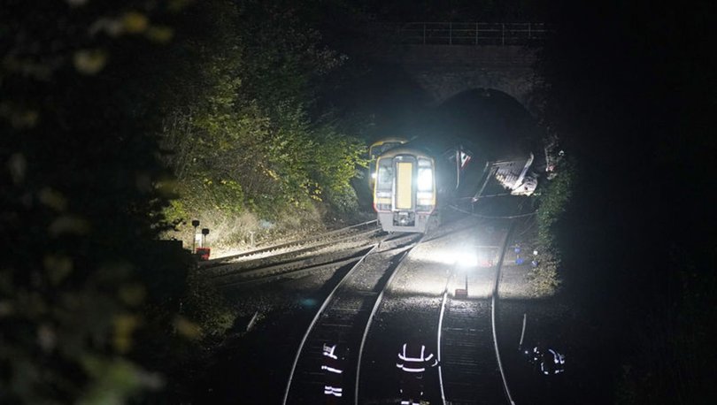 SON DAKİKA: İngiltere'de iki tren çarpıştı: Çok sayıda yolcu yaralandı!
