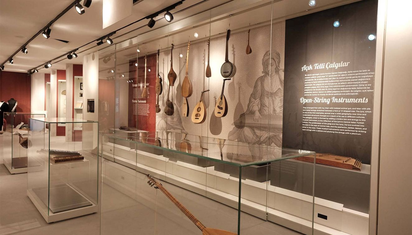 Atatürk Kültür Merkezi'nde günün belli saatlerinde kültür turu düzenleniyor. Merkezin içindeki Müzik Platformu'nda aralarında Aşık Veysel ve Neşet Ertaş'ın da bulunduğu ünlü halk ozanlarının ve müzisyenlerin enstrümanlarını görmek mümkün. 