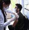 İkinci doz mRNA aşısının üzerinden 6 ay kadar süre geçmiş kişiler 3. doz BioNTech aşısını yaptırabiliyor. Peki, kimler 3. dozu yaptırabilir? Turkovac aşısı uygulanmaya başladı mı? Kimler TURKOVAC aşısı yaptırabiliyor? TURKOVAC aşısı varyantlara karşı etkili mi? Aşıya dair merak edilenleri 5 soru 5 cevap şeklinde derledik