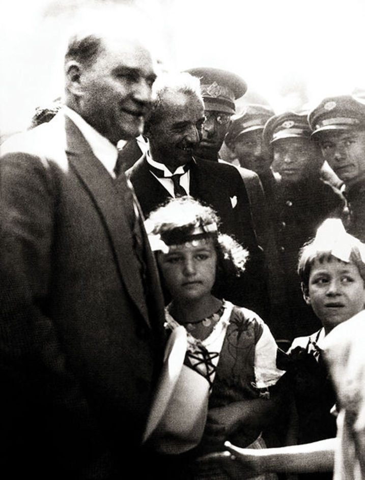 Mustafa Kemal Atatürk, kendisinin Pendik'e geleceği haberini alıp tren istasyonuna koşan Darüşşafaka öğrencileriyle bir arada (6 Ağustos 1929)