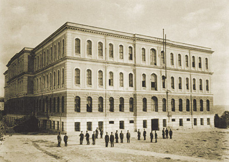 Sultan Abdülaziz'in tahsis ettiği alana inşa edilen tarihi bina