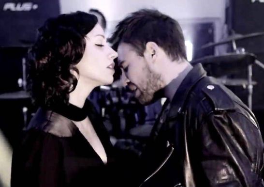 Ünlü şarkıcı meslektaşı Zeynep Bastık ile 'Lüzumsuz Savaş' şarkısında düet yapmıştı.