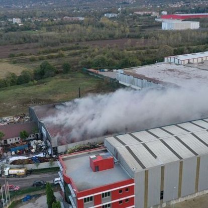 SON DAKİKA | Kocaeli'de geri dönüşüm fabrikasında yangın - HABERLER