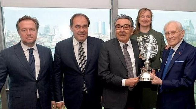 Merhum işadamı Erdoğan Demir&ouml;ren ve &ccedil;ocukları hisse devri anlaşmasında Aydın Doğan ile bu fotoğrafı kamuoyu ile paylaşmıştı.