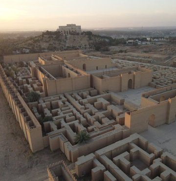 Irak’ın başkenti Bağdat’ın 100 km güneyinde yer alan ve tarihi yaklaşık 4 bin yıl öncesine dayanan antik Babil Kenti, Dünyanın Yedi Harikası’ndan biri sayılıyor. Büyük bölümü hala toprak altında bulunan Babil, aynı zamanda UNESCO Dünya Mirası Listesi’nde! 