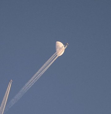 Bingöl semalarında yolcu uçakları yarım ayın hizasından geçerken görüntülendi