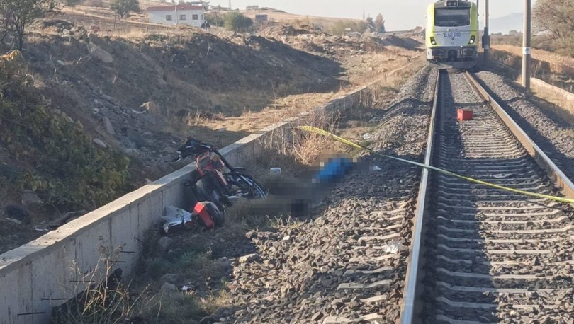 SON DAKİKA: Yük treni motosiklete çarptı! 2 kişi öldü - Haberler