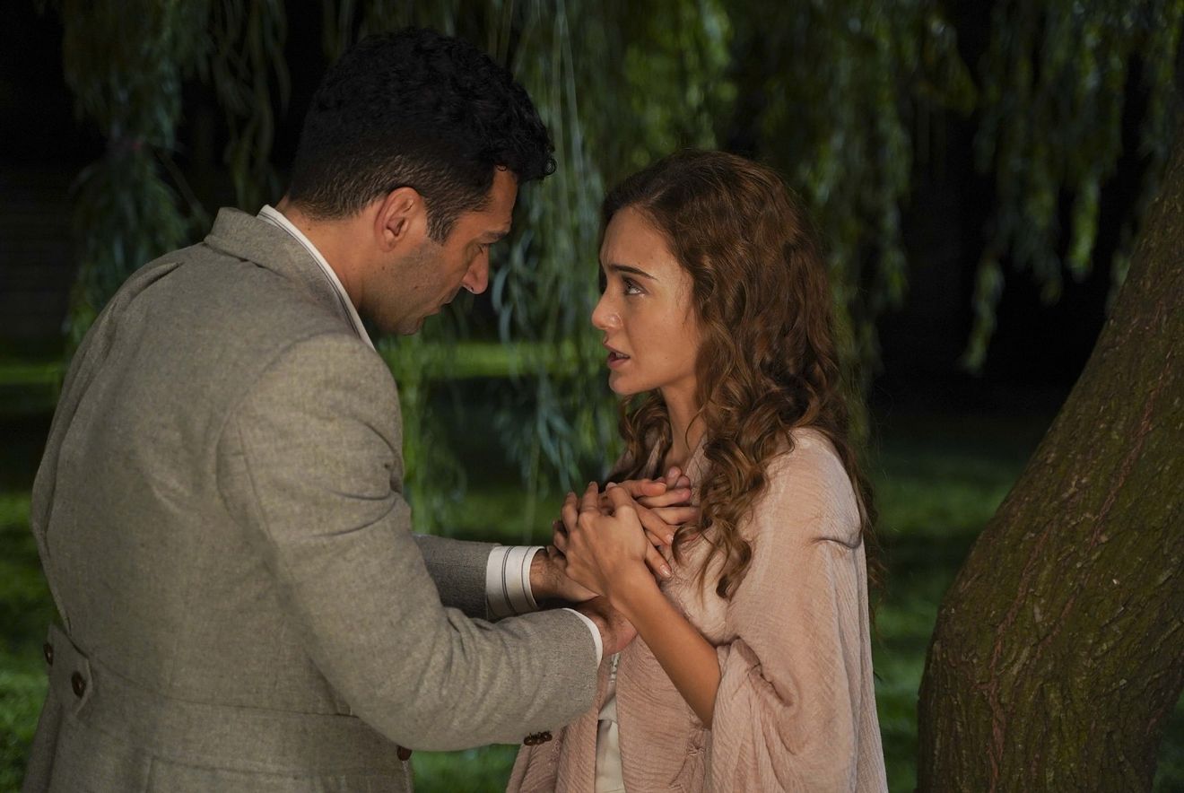 Damla S&ouml;nmez, kariyer tablosuna baktığı zaman neler hissettiğini ş&ouml;yle dile getirdi; "ben hep kalbimin &ccedil;arpmasını sağlayan ya da bir &ouml;ncekinden farkı olan, kendimi de geliştirebileceğim, daha fazla insanı anlayabileceğim işler ve karakterler se&ccedil;meye &ccedil;alıştım. Kariyer tablosu dediğiniz, hik&acirc;ye anlatmaya devam ediyor."