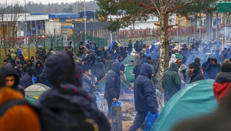 Polonya, Belarus sınırında yaklaşık 100 göçmeni gözaltına aldığını duyurdu - Haberler