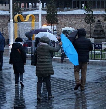 HavalarÄ±n aniden soÄuduÄu kasÄ±m ayÄ±nda kalp krizi riskinin artÄ±ÄÄ±nÄ± sÃ¶yleyen Kardiyoloji UzmanÄ± DoÃ§. Dr. Muhammed Keskin, âMevsim geÃ§iÅlerinde kalp damarlarÄ± bÃ¼zÃ¼ÅÃ¼yor. Ani soÄuk hava kalp damarlarÄ±nÄ±n geniÅleme kapasitesini de bozuyor. Genelde bu mevsimde geliÅen grip, zatÃ¼rre gibi rahatsÄ±zlÄ±klar da riski artÄ±rÄ±yor. O nedenle iyi giyinin, boÄaz ve gÃ¶ÄÃ¼s bÃ¶lgesini soÄuk havadan koruyunâ uyarÄ±sÄ±nda bulundu