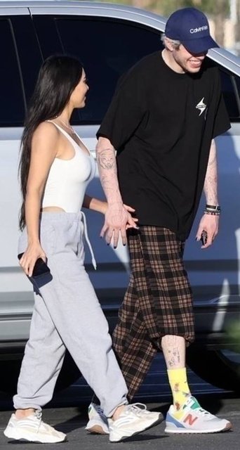 Kim Kardashian ile Pete Davidson aşk yaşıyor! El ele yürüyüş yaparken görüntülendiler... - Magazin haberleri