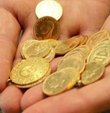 ALTIN FİYATLARI 19 Kasım... Gram ve çeyrek altın fiyatları geçtiğimiz gün Merkez Bankası tarafından alınan faiz indirimi kararı sonrasında dolar TL kurunda yaşanan sert yükselişin ardından yeniden rekor kırdı. Haftanın son işlem gününe gram altın fiyatları 670 lira sınırında başladı. İşte güncel çeyrek ve gram altın fiyatları 19 Kasım alış ve satış tablosu...