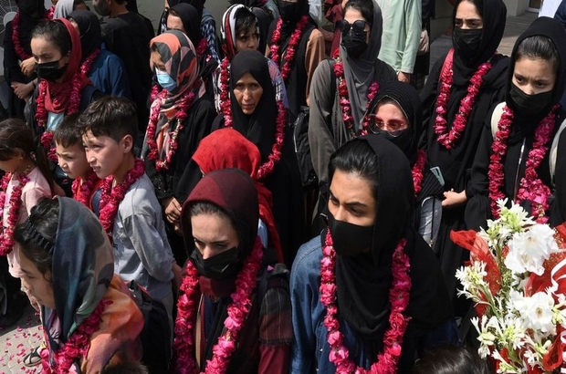 Taliban'dan kaçan Afgan kadın futbolcular İngiltere'de