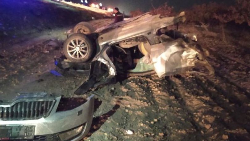 Şanlıurfa'da hafif ticari araç ile çarpışan otomobil ikiye bölündü: 2 ölü, 3 yaralı