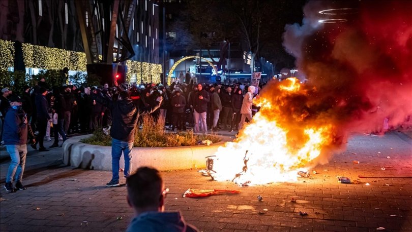 HOLLANDA'DA ÇATIŞMA! Hollanda'da Kovid-19 kısıtlamaları karşıtı gösteride eylemciler polisle çatıştı