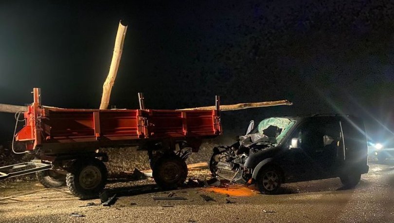 Hafif ticari araç traktör römorkuna çarptı: Yaralılar var
