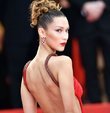 Bella Hadid, daha önce yetişme çağında mahrum kaldığı ancak ilerleyen yıllarda kavuştuğu pahalı kıyafetleri giydiği için kendini mutlu ve güzel hissettiğini ifade etmişti. Ünlü model, bu sözlerinin yeniden gündeme gelmesinin ardından, 