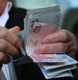 Emekli maaşları 2022 zam heyecanı başladı. Aralık ayı yıl sonu enflasyonu itibariyle Ocak ayında SGK ve Bağ-Kur emekli maaşları zamlanacak. Memur emekli maaşları ise toplu sözleşme oranı dikkate alınarak yine enflasyon zammı doğrultusunda zamlanacak. Peki, en düşük memur, SGK ve Bağ-kur emekli maaşları ne kadar? İşte güncel 2021 Bağ-Kur ve SGK emekli maaşları tablosu...