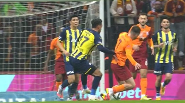 Galatasaray - Fenerbahçe derbisindeki tartışmalı pozisyonlar: VAR müdahalesi yanlış