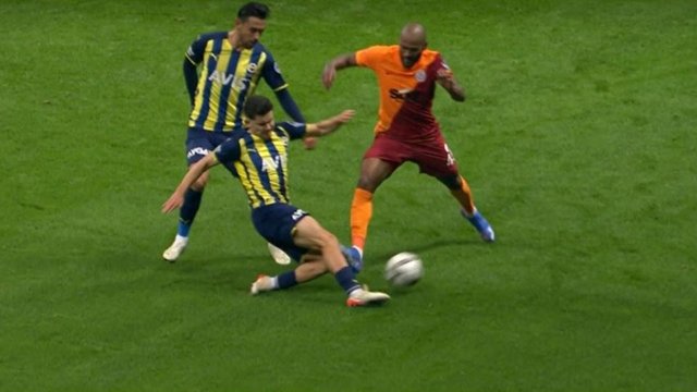 Galatasaray - Fenerbahçe derbisindeki tartışmalı pozisyonlar: VAR müdahalesi yanlış