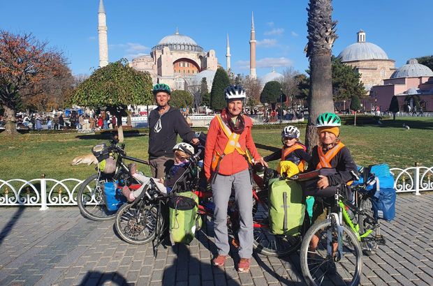 Bisikletle yola çıkan Fransız aile Konya'da!