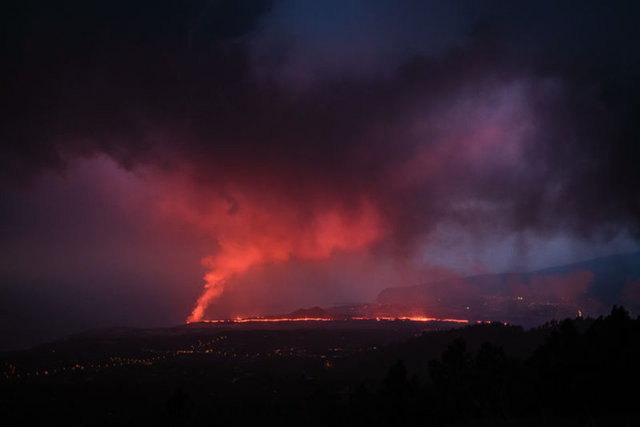 SON DAKİKA: Lavlar denize ulaştı: La Palma'da sokağa çıkma yasağı!