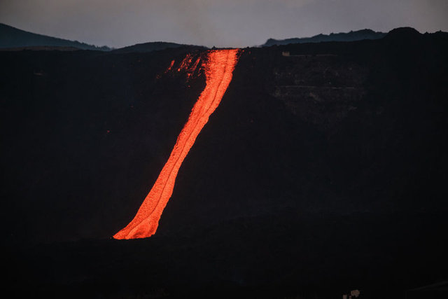 SON DAKİKA: Lavlar denize ulaştı: La Palma'da sokağa çıkma yasağı!