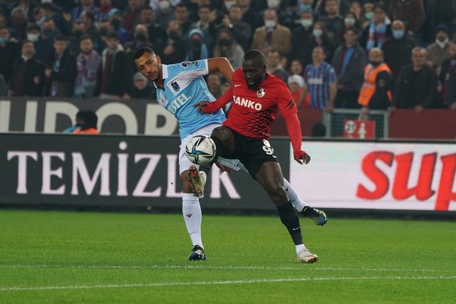 Trabzonspor Gaziantep maçında tartışma yaratan pozisyon: Kırmızı kart ve penaltı kararı...