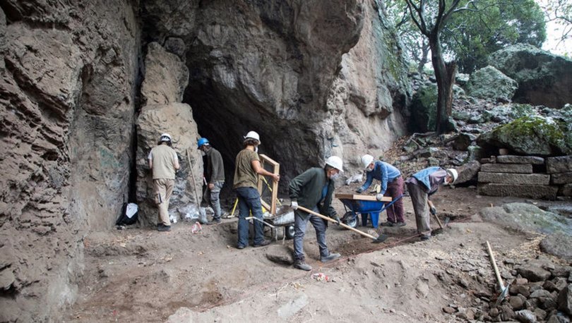 İzmir'deki bir mağarada 14 bin yıl öncesine ait insan izleri bulundu