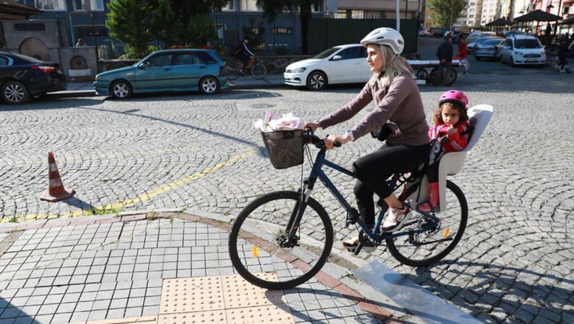 Okula bisikletiyle giden Nurgül öğretmen, öğrencilerine örnek oluyor