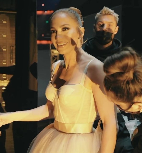 Jennifer Lopez sahneye gelinlikle çıktı! - Magazin haberleri