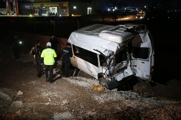 Çekici, minibüse çarptı: 14 kişi yaralı