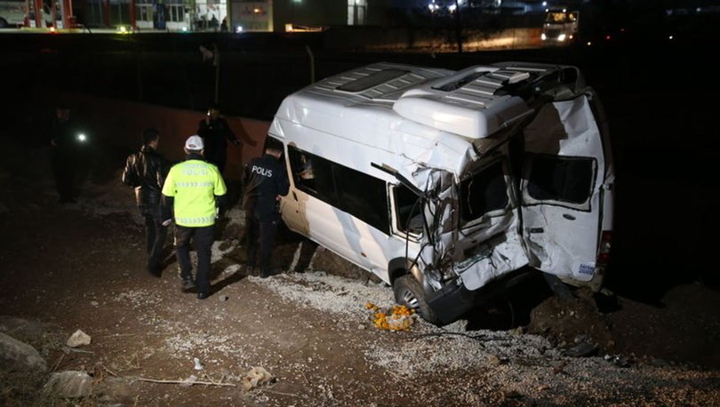 Şanlıurfa'da çekici, minibüse çarptı: Yaralılar var - HABERLER