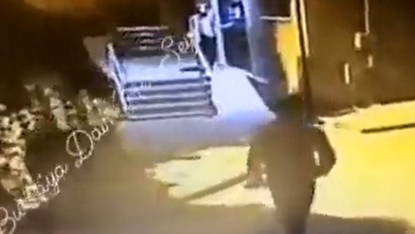 KORKUTAN GÖRÜNTÜLER! Son dakika: Bir kadın bıçaklı bir adam tarafından takip edildi - Haberler