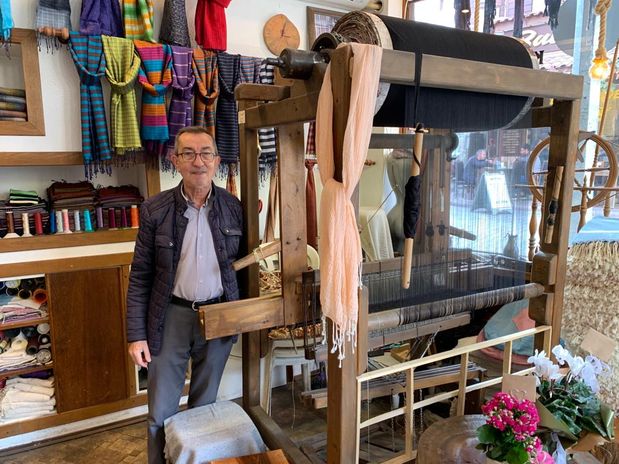 Selahattin Kaçanoğlu, Kültür ve Turizm Bakanlığı Geleneksel El Sanatları Santçısı. Buldan’da geleneksel kumaş dokumayı eski usullerle devam ettiriyor.