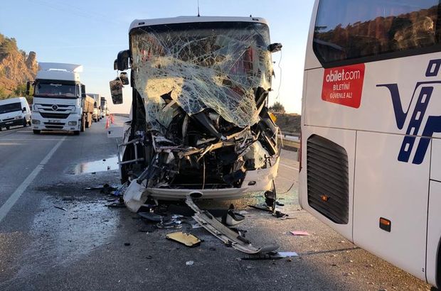 Yolcu otobüsü tırlara çarptı! Hostes öldü, 35 kişi yaralandı