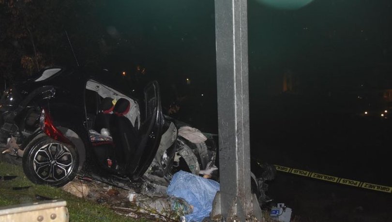 İzmir’de yoldan çıkıp direğe çarpan aracın sürücüsü öldü