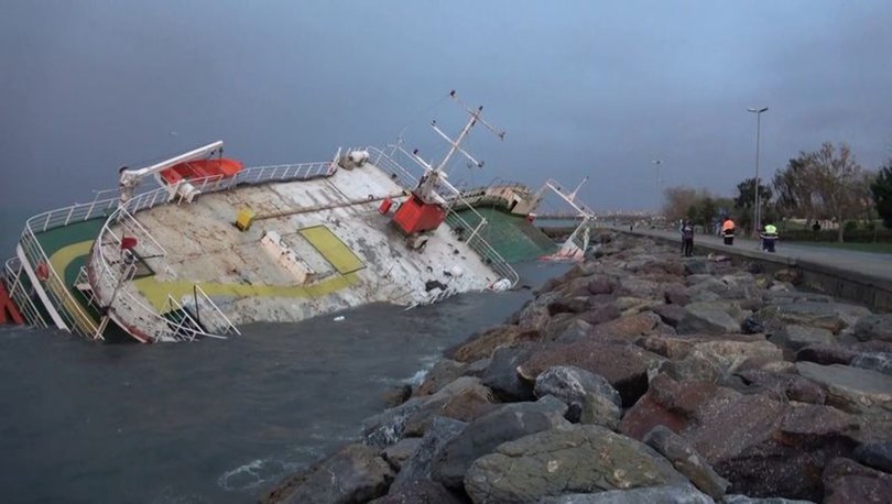 Son dakika: Maltepe Sahili'nde lodos nedeniyle kıyıya oturan gemi battı