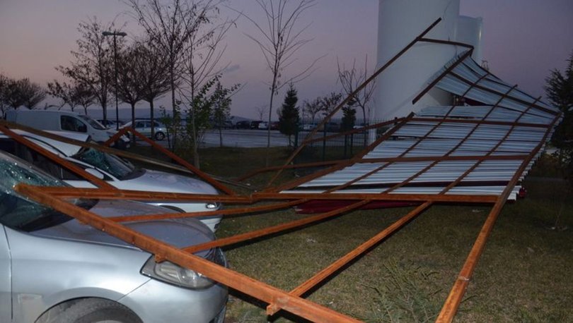 Elbistan'da fırtına nedeniyle apartmanın çatısı uçtu
