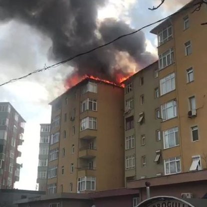 Ümraniye'de yanan binanın çatısında mahsur kalan vatandaş kurtarıldı